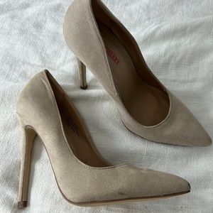 Nude pumps